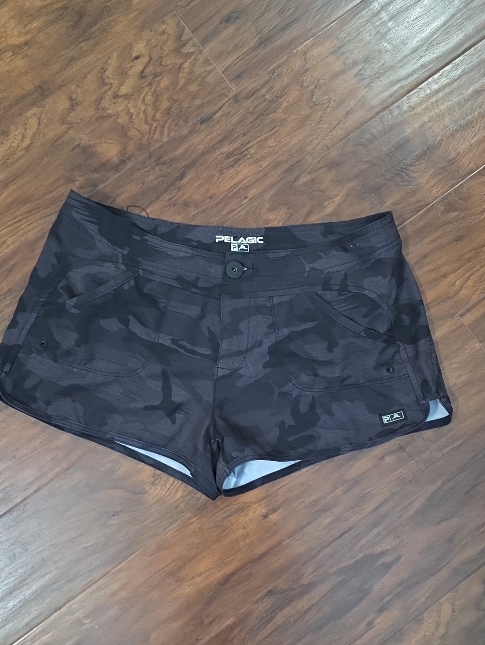 Pelagic Women’s Moana Black Gray Fish Camo Shorts Size 4